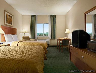 Super 8 By Wyndham Lees Summit Motel