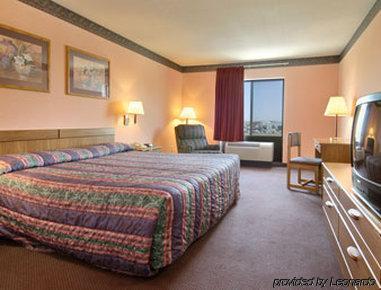 Super 8 By Wyndham Lees Summit 2*